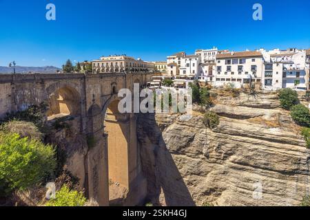Le pont Puente Nuevo dans la gorge El Tajo dans la ville de Ronda en Espagne. Ancien pont de pierre enjambant une gorge profonde, surplombant une ville pittoresque nichée sur Banque D'Images
