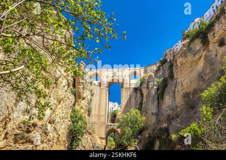 Le pont Puente Nuevo dans la gorge El Tajo dans la ville de Ronda en Espagne. Ancien pont de pierre enjambant une gorge profonde. Banque D'Images