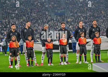 Turin, Italie. 11 février 2025. Les joueurs de la Juventus s'alignent pour le match éliminatoire de l'UEFA Champions League entre la Juventus et le PSV Eindhoven au stade Juventus de Turin. Crédit : Gonzales photo/Alamy Live News Banque D'Images