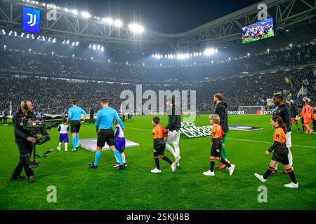 Turin, Italie. 11 février 2025. Les joueurs de la Juventus entrent sur le terrain pour le match de play-off de l'UEFA Champions League entre la Juventus et le PSV Eindhoven au Juventus Stadium de Turin. Crédit : Gonzales photo/Alamy Live News Banque D'Images