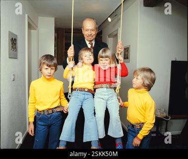 --- Fürst Franz Josef II. von Liechtenstein mit Enkelkinder, 1976#Prince Franz Josef II de Liechtenstein avec petits-enfants, 1976 Banque D'Images
