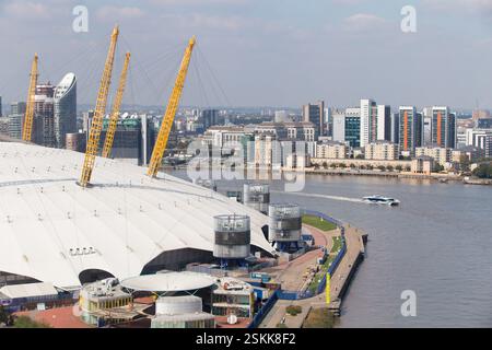 L'O2 Arena de Londres, au Royaume-Uni, montre la structure emblématique du dôme, les bâtiments environnants et la Tamise. Un ferry est visible sur l'eau. GRE Nord Banque D'Images
