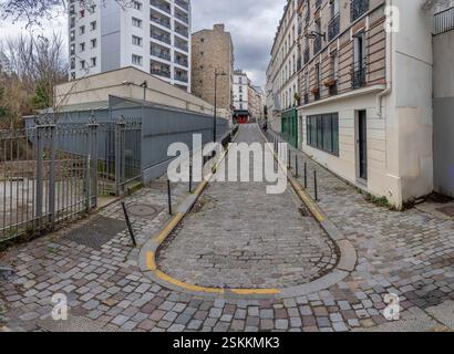Paris, France - 02 08 2025 : vue sur une rue pavée typique du quartier de Belleville Banque D'Images