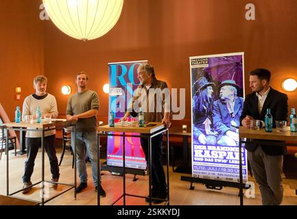 Munich, Allemagne. 12 février 2025. Christian Stückl (2e à partir de la droite), directeur de la passion Play à Oberammergau, et son équipe Till Hofmann (à gauche) et Frederik Mayet, présentent le programme estival de la passion Play à Oberammergau aux côtés du maire Andreas Rödl (à droite). Crédit : Sabine Dobel/dpa/Alamy Live News Banque D'Images