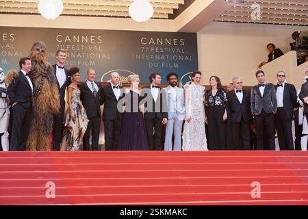 Producteur Simon Emanuel, acteur Joonas Suotamo, actrice Thandie Newton, acteur Woody Harrelson, réalisateur Ron Howard, L'actrice Emilia Clarke, l'acteur Alden Ehrenreich, l'acteur Donald Glover, Chewbacca, l'acteur Paul Bettany, L'actrice Phoebe Waller-Bridge, la productrice Kathleen Kennedy, le scénariste Jonathan Kasdan et le scénariste Lawrence Kasdan assistent au tapis rouge 'Solo A Star Wars Story' le mardi 15 mai 2018 au 71ème Festival de Cannes, Cannes, FRANCE Banque D'Images
