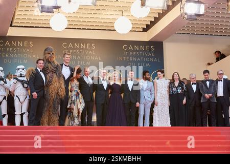 Producteur Simon Emanuel, acteur Joonas Suotamo, actrice Thandie Newton, acteur Woody Harrelson, réalisateur Ron Howard, L'actrice Emilia Clarke, l'acteur Alden Ehrenreich, l'acteur Donald Glover, Chewbacca, l'acteur Paul Bettany, L'actrice Phoebe Waller-Bridge, la productrice Kathleen Kennedy, le scénariste Jonathan Kasdan et le scénariste Lawrence Kasdan assistent au tapis rouge 'Solo A Star Wars Story' le mardi 15 mai 2018 au 71ème Festival de Cannes, Cannes, FRANCE Banque D'Images