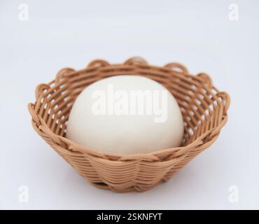 Le petit panier est rempli de petits pains blancs cuits à la vapeur Banque D'Images