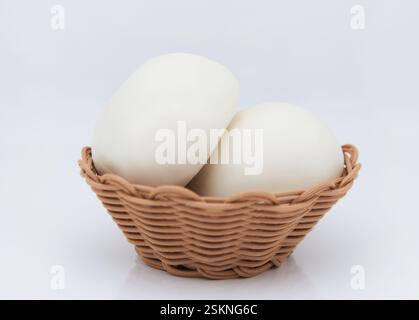 Le petit panier est rempli de petits pains blancs cuits à la vapeur Banque D'Images