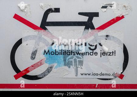 Munich, Allemagne. 12 février 2025. Le pictogramme « pas de parking pour vélos » est recouvert d'un autocollant indiquant « Mobility Turnaround Now ! » Dans le quartier de Haidhausen. Crédit : Peter Kneffel/dpa/Alamy Live News Banque D'Images