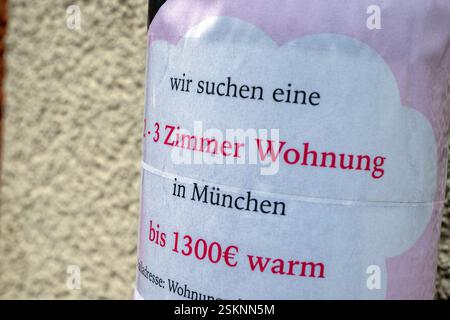 Munich, Allemagne. 12 février 2025. Une note avec l'inscription 'nous recherchons un appartement de 2-3 pièces à Munich jusqu'à 1300 euros chaud' est accrochée sur une gouttière dans le quartier Haidhausen. Crédit : Peter Kneffel/dpa/Alamy Live News Banque D'Images