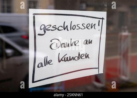 Munich, Allemagne. 12 février 2025. Un panneau indiquant 'fermé! Merci à tous les clients accrochés à la porte d'un magasin de bandes dessinées dans le quartier de Gärtnerplatz à Munich. Crédit : Peter Kneffel/dpa/Alamy Live News Banque D'Images
