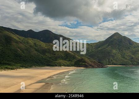 Tai long Wan, un endroit isolé à SAI Kung, Hong Kong, est l'endroit idéal pour surfer pendant la journée et camper en écoutant les vagues. Banque D'Images