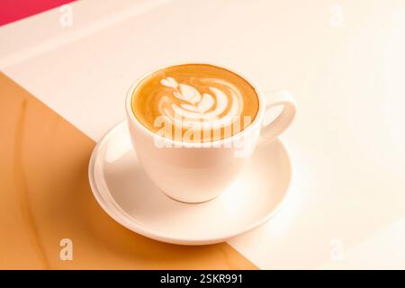 Tasse de cappuccino servi dans un café-restaurant. Banque D'Images