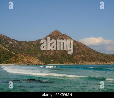 Tai long Wan, un endroit isolé à SAI Kung, Hong Kong, est l'endroit idéal pour surfer pendant la journée et camper en écoutant les vagues. Banque D'Images