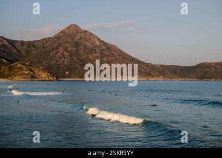 Tai long Wan, un endroit isolé à SAI Kung, Hong Kong, est l'endroit idéal pour surfer pendant la journée et camper en écoutant les vagues. Banque D'Images