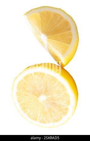 La moitié de citron jaune avec quart ou morceau en pile est isolée sur fond blanc avec chemin de découpage. Banque D'Images
