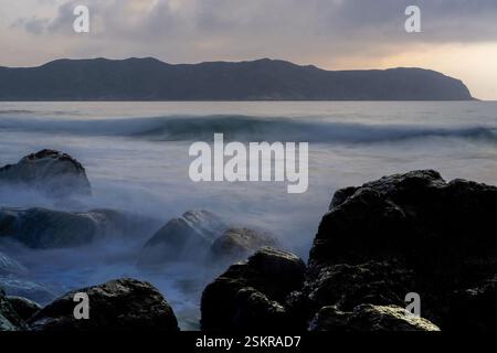 Tai long Wan, un endroit isolé à SAI Kung, Hong Kong, est l'endroit idéal pour surfer pendant la journée et camper en écoutant les vagues. Banque D'Images