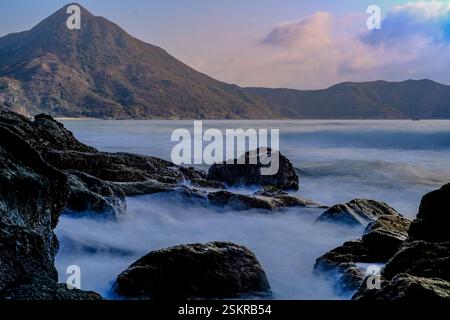 Tai long Wan, un endroit isolé à SAI Kung, Hong Kong, est l'endroit idéal pour surfer pendant la journée et camper en écoutant les vagues. Banque D'Images