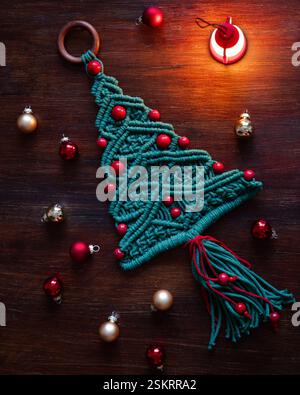 Arbre macramé de décoration de Noël sur la vue de dessus de table Banque D'Images