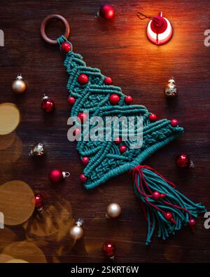 Arbre macramé de décoration de Noël sur la vue de dessus de table Banque D'Images