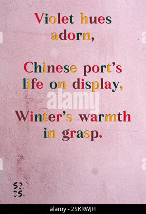 Des teintes violettes ornent la vie du port chinois, la chaleur de l'hiver à portée de main. Mariam Dolidze's Silver Writers' Guild. Art de Zsuzsa Szikra. Poésie Art Print, Triplumes est une forme poétique unique inspirée du haïku traditionnel, composée de trois lignes qui capturent des moments de clarté, d'émotion et de perspicacité. Dans notre collection, nous embrassons la liberté de la langue, où le mélange des mots et la suppression des traits d'Union est plus qu'un choix stylistique, c'est une façon de transmettre l'unité et la proximité entre les idées, créant une expression fluide et compacte qui résonne avec les rythmes de la vie moderne. Banque D'Images
