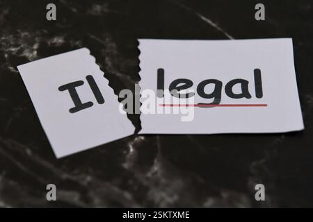 Les morceaux de papier déchirés affichent des mots contrastés illustrant la légalité, mettant l'accent sur un concept réfléchi de la loi. Banque D'Images