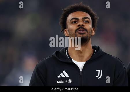 Turin, Italie. 11 février 2025. Renato Veiga du Juventus FC se présente lors du match de première manche Knockout de l'UEFA Champions League entre la Juventus FC et le PSV Eindhoven au stade Allianz le 11 février 2025 à Turin, en Italie . Crédit : Marco Canoniero/Alamy Live News Banque D'Images