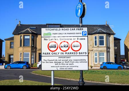 Panneau indiquant les restrictions de stationnement dans un parking gratuit du South Ayrshire Council, Titchfield Road, Troon, South Ayrshire, Écosse, Royaume-Uni, Europe Banque D'Images