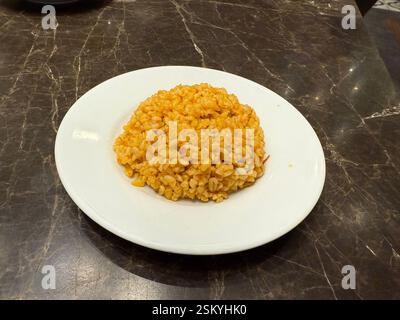 Bulghur nourriture traditionnelle turque tomate Bulgur pilaf sur table en pierre noire Banque D'Images
