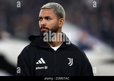Turin, Italie. 11 février 2025. Douglas Luiz du Juventus FC se retrouve lors du match de première manche à élimination directe de l'UEFA Champions League opposant la Juventus FC et le PSV Eindhoven au stade Allianz le 11 février 2025 à Turin, en Italie . Crédit : Marco Canoniero/Alamy Live News Banque D'Images