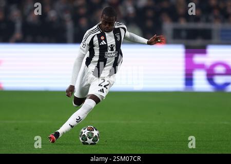 Turin, Italie. 11 février 2025. Timothy Weah du Juventus FC en action lors du match de première manche à élimination directe de l'UEFA Champions League opposant la Juventus FC et le PSV Eindhoven au stade Allianz le 11 février 2025 à Turin, en Italie . Crédit : Marco Canoniero/Alamy Live News Banque D'Images