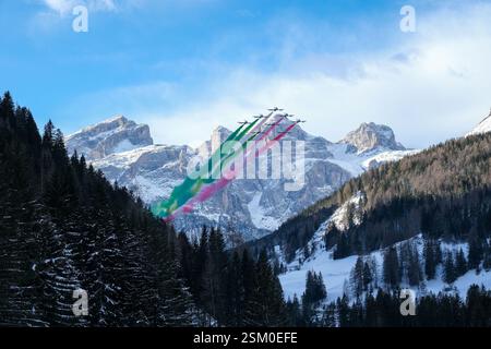 La patrouille acrobatique nationale italienne Frecce Tricolori survole le site UNESCO des Dolomites lors de la Coupe du monde de ski alpin Audi FIS, MenÕs Giant SLA Banque D'Images