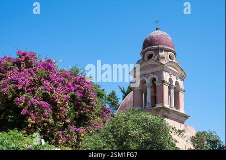 Vieille tour de l'église de Tenedos dans le centre historique de la ville de Corfou, Grèce. Banque D'Images