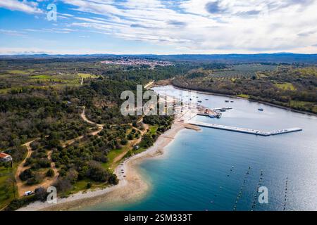 Vue aérienne de la côte croate avec vue sur Lanterna et Vabriga. Incroyable mer Adriatique croate et côte. Banque D'Images