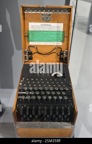 Machine Enigma allemande exposée au musée de la RAF à Londres Banque D'Images