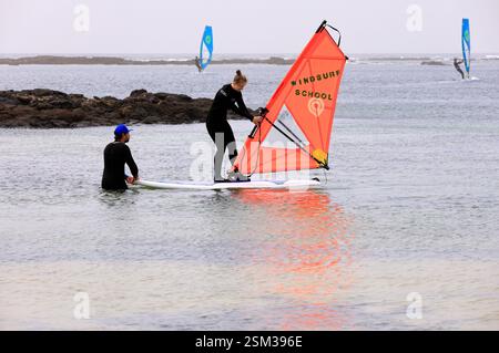 École de planche à voile dans les lagunes abritées, El Cotillo, Oliva, Fuerteventura, îles Canaries, Espagne. Banque D'Images