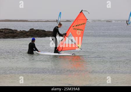 École de planche à voile dans les lagunes abritées, El Cotillo, Oliva, Fuerteventura, îles Canaries, Espagne. Banque D'Images