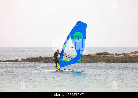 Homme à l'école de planche à voile dans les lagunes abritées, El Cotillo, Oliva, Fuerteventura, îles Canaries, Espagne. Banque D'Images