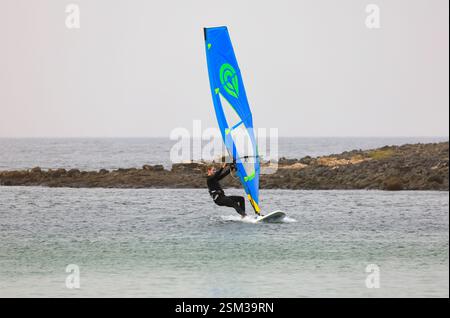 Homme à l'école de planche à voile dans les lagunes abritées, El Cotillo, Oliva, Fuerteventura, îles Canaries, Espagne. Banque D'Images