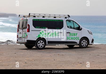 Surf School van sur les falaises surplombant Piedra Playa surf Beach, El Cotillo, Oliva, Fuerteventura, Canaries, Espagne. Banque D'Images