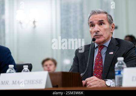 Washington, États-Unis. 12 février 2025. Anthony Marchese, président de Texas Mineral Resources, témoigne lors d'une audience du Sénat sur le commerce, la science et les transports sur « l'importance géostratégique » de l'Arctique et du Groenland pour les États-Unis dans l'immeuble des bureaux du Sénat Russell à Washington, DC, le mercredi 12 février 2025. Photo de Annabelle Gordon/UPI . Crédit : UPI/Alamy Live News Banque D'Images