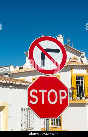 arrêtez les panneaux de signalisation pour ne pas tourner à droite Banque D'Images