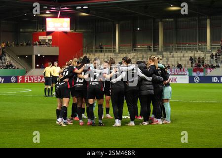 Munich, Allemagne. 12 février 2025. Munich, Allemagne, 12 février 2025 : SGE Huddle avant le match. Match de football DFB Pokal entre le FC Bayern München et l'Eintracht Frankfurt au FC Bayern Campus à Munich, en Allemagne. (Maximilian Gärtner/SPP) crédit : SPP Sport Press photo. /Alamy Live News Banque D'Images