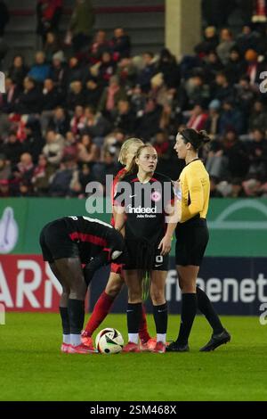 Munich, Allemagne. 12 février 2025. Munich, Allemagne, 12 février 2025 : Lisanne Gräwe (8 SGE). Match de football DFB Pokal entre le FC Bayern München et l'Eintracht Frankfurt au FC Bayern Campus à Munich, en Allemagne. (Maximilian Gärtner/SPP) crédit : SPP Sport Press photo. /Alamy Live News Banque D'Images