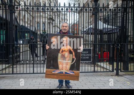 Londres, Angleterre, Royaume-Uni. 12 février 2025. L'artiste britannique KAYA Mar tient sa peinture du leader britannique de la réforme Nigel Farage devant Downing Street. (Crédit image : © Tayfun Salci/ZUMA Press Wire) USAGE ÉDITORIAL SEULEMENT! Non destiné à UN USAGE commercial ! Banque D'Images