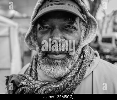 Image en noir et blanc d'un portrait d'une personne de couleur à Londres. Banque D'Images
