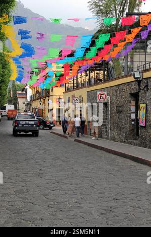 Tepoztlan, Morelos, Mexique - 7 novembre 2024 : rues pavées de la ville magique Tepoztlan à Morelos, Mexique, un lieu de repos, un climat mystique et chaud Banque D'Images