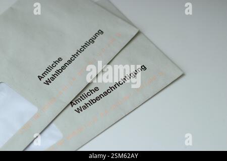 12. Février 2025 − Hambourg (Allemagne). Gros plan de deux lettres d'avis de vote pour le jour de l'élection Banque D'Images