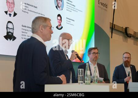 11.02.2025 Essen, Die E-World Energy & water ist eine Fachmesse für die Energie- und Wasserwirtschaft, die jährlich in den Essener Messehallen ausgerichtet wird. Panneau zum Thema H2-KWK, garant der Energiewende. Claus-Heinrich Stahl, Präsident des Bundesverbandes Kraft-Wärme-Kopplung, DocTimm Kehler Geschäftsführer und Vorstand von Die Gas- und Wasserstoffwirtschaft, Moderator Charlie Grüneberg, Guido Schwabe, AGFW, Die Arbeitsgemeinschaft Fernwärme ist ein Verband der Unternehmen, die Heizkraftwerke und Fernwärmenetze in Deutschland betreiben. *** 11 02 2025 Essen, E World ENERGY Wate Banque D'Images