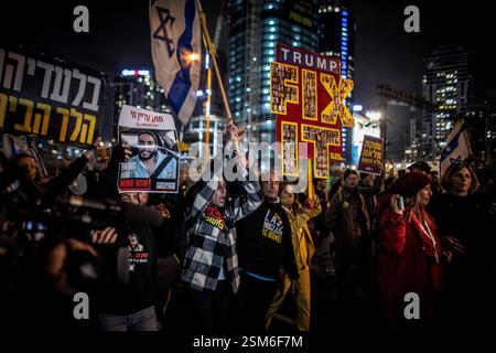 Tel Aviv, Israël. 10 février 2025. Des manifestants israéliens marchent pendant une manifestation. Le Hamas prévoit de reporter la prochaine libération prévue de trois otages ce samedi. Le président AMÉRICAIN Donald Trump a déclaré que si le Hamas ne libère pas tous les otages restants de Gaza avant midi samedi, Israël devrait annuler le cessez-le-feu et ''laisser éclater l'enfer'' (crédit image : © Eyal Warshavsky/SOPA images via ZUMA Press Wire) USAGE ÉDITORIAL SEULEMENT! Non destiné à UN USAGE commercial ! Banque D'Images
